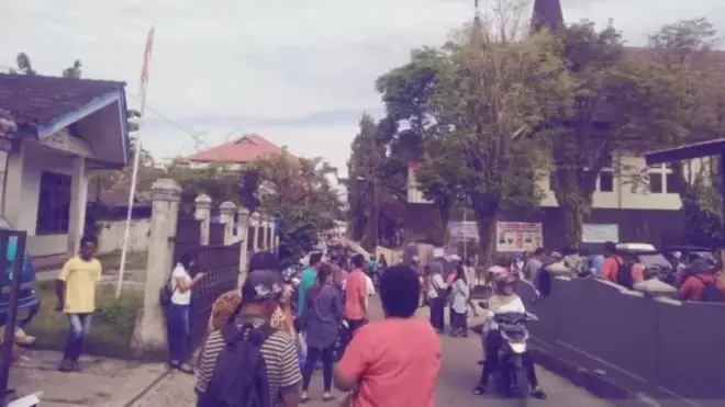 Warga Ambon berhamburan ke luar rumah sesaat setelah gempa mengguncang, pada Kamis (26/09) pagi.