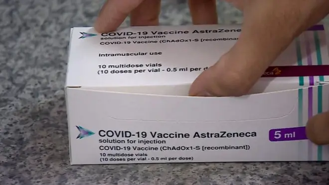 علبة دواد مكتوب عليها لقاح أسترازينيكا ضد كوفيد-19