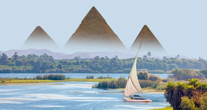 صورة توضيحية مرسومة لأهرم الجيزة والنيل وتبحر في النيل قارب صغير بشراع أبيض وأمامه وحوله زرع أخصروأشجار كثيفة خضراء.