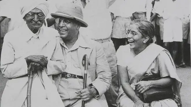 డాక్టర్ అంబేడ్కర్‌తో ఆయన రెండో భార్య మాయి అంబేడ్కర్ (కుడి), ఉద్యమకారుడు రావ్ బహదూర్ సి.కె.బోలే (ఎడమ)