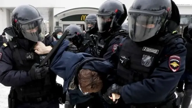 Россиядаги норозилик намойиши иштирокчисининг қўлга олиниши