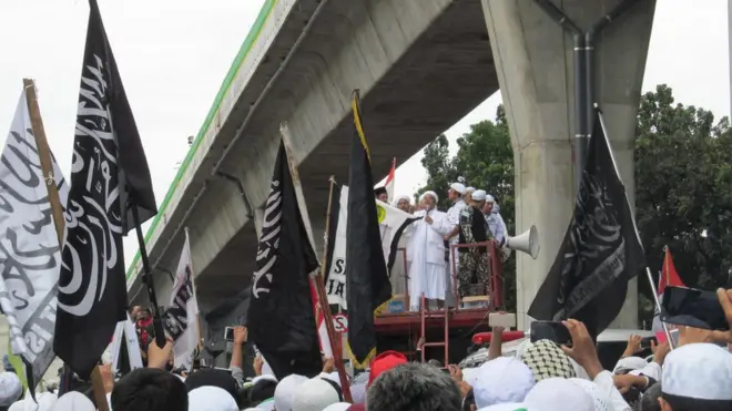 FPI berdemo di depan Mabes Polri pada Senin (16/1) menuntut pencopotan Kapolda Jabar Anton Charliyan