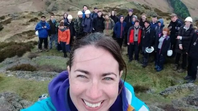 ربيكا برفقة مجموعة من طلابها في منطقة (ليك ديستركت) في بريطانيا - حيث يوجد بركان خامد عمره ملايين السنين