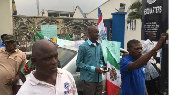 Aviation workers for Nigeria begin strike on Wednesday till further notice sake of say goment no meet dia demands upon say dem bin don give goment seven days notice.