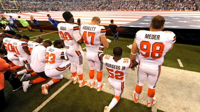 La prensa estadounidense calcula que unos 150 jugadores de la NFL protestaron durante el himno a lo largo del fin de semana, como los Cleveland Browns.