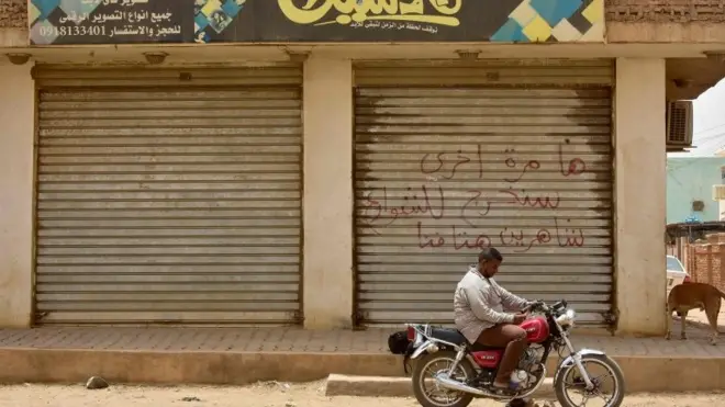 شوارع الخرطوم في أول أيام العصيان بدت شبه خالية