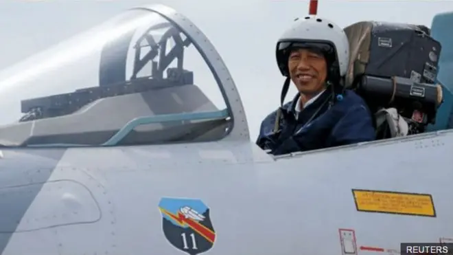 Presiden Joko Widodo berada di kokpit jet tempur Sukhoi Su-27/30 di Natuna, Oktober 2016 lalu. Keputusan imbal dagang dengan Rusia untuk mendapatkan pesawat Sukhoi dipandang pengamat ekonomi sebagai strategi yang baik.