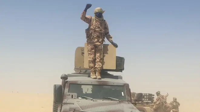 Des membres de l'armée tchadienne sont lors d'une opération contre des rebelles du Front pour le changement et la concorde au Tchad (FACT) à Ziguey, dans la région de Kanem, au Tchad, le 19 avril 2021.