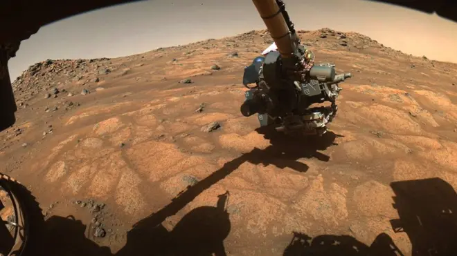 پہلا نمونہ زرد نظر آنے والی اس چٹان سے لیا جائے گا