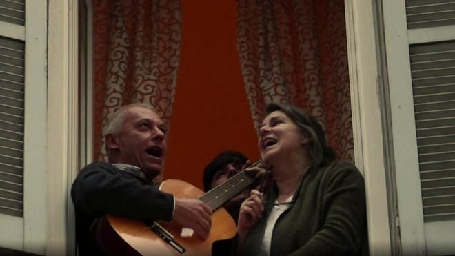 Pessoas cantandopix bet jogo do foguetejanelas na Itália