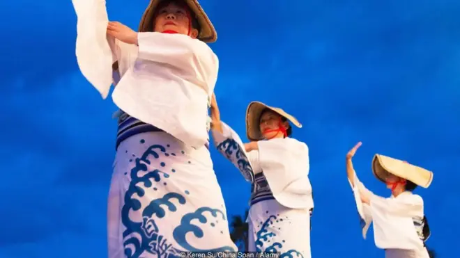Pescadoras japonesas de perlas en vestidos tradicionales