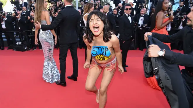 Протест у Каннах. "Припиніть нас ґвалтувати", - кричала активістка