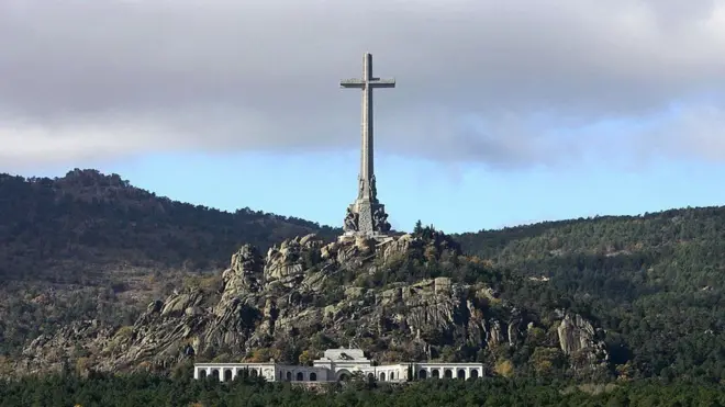 Franco ordenó construir el monumento del Valle de los Caídos y allí fue enterrado el 23 de noviembre de 1975.