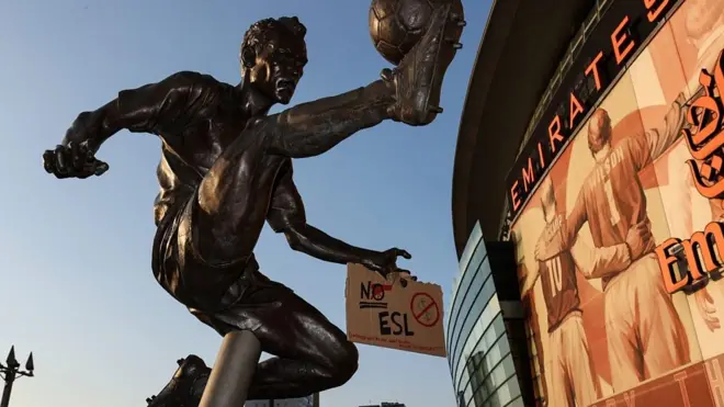 Статуя футболиста