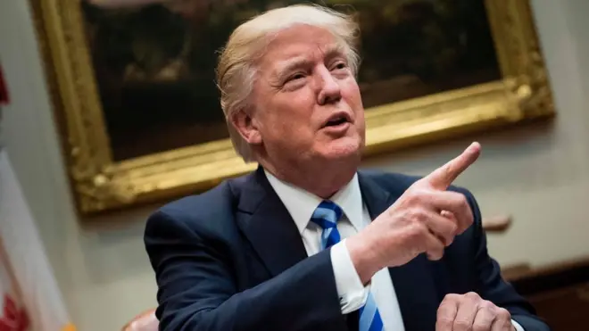 当被问道他是否排除了对朝鲜军事打击的选项的时候，特朗普说他不愿意透露他的计划。