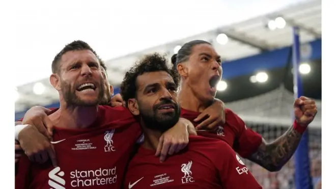 محمد صلاح يحتفل بتسجيل ضربة الجزاء في درع الاتحاد