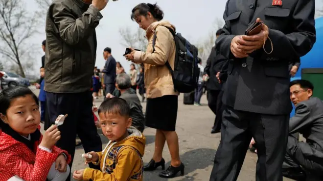 2017년 4월 16일 평양 시내의 북한 주민들 모습