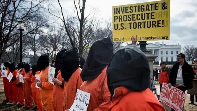 คนใส่ชุดนักโทษสีส้ม ประท้วงขอให้ปิดกวนตานาโม