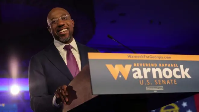 決選投票でジョージア州選出の連邦上院議員として再選された民主党のワーノック牧師（7日、アトランタ）