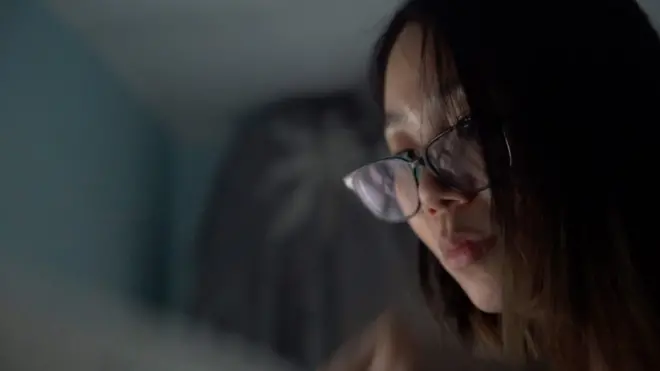 張良英 is a single mother living in Hong Kong for a decade. She is one of an estimated 1000個中港分隔單親家庭 trying to become a Hong Konger to reunite with her teenage son.