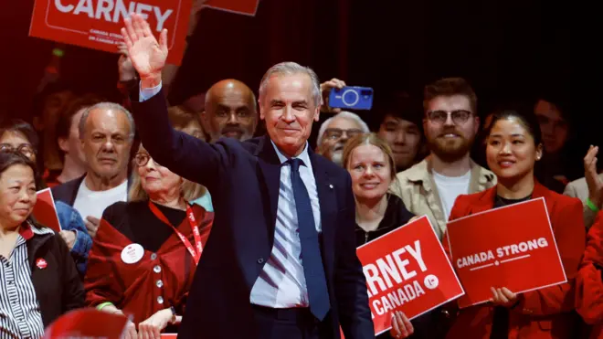 El primer ministro de Canadá, Mark Carney, saluda a sus partidarios en la sede del Partido Liberal en Ottawa, Ontario, Canadá, el 29 de abril de 2025.  REUTERS/Blair Gable