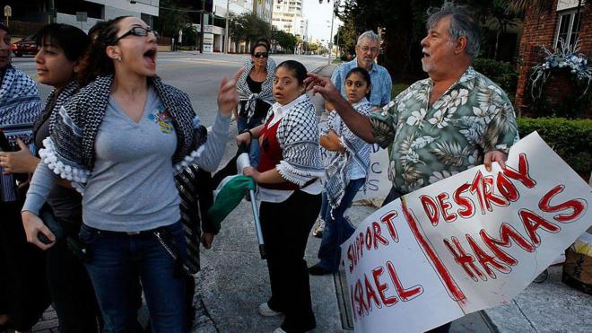 Una mujer palestina discute con simpatizante de Israel durante una manifestación en Florida, EE.UU.
