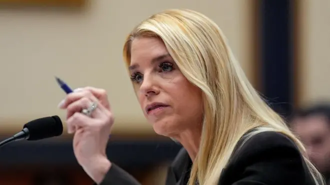 La photo montre Pam Bondi.