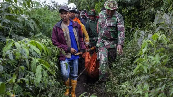 Warga setempat dan aparat terlibat dalam upaya evakuasi korban Gunung Marapi, Sumatra Barat, Selasa (05/12).