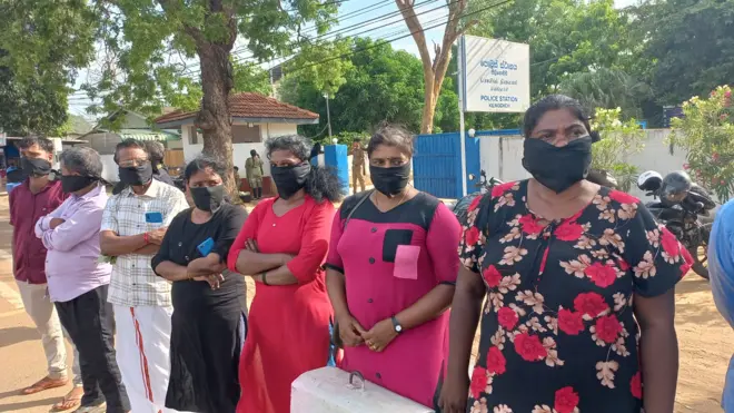 මන්ත්‍රීවරයා කිලිනොච්චිය පොලිසිය වෙත රැගෙන ඒමෙන් අනතුරුව මන්ත්‍රීවරයාගේ ආධාරකරුවෝ කළුපටිවලින් මුඛය වසාගෙන කිලිනොච්චිය පොලිසිය ඉදිරිපිට නිහඬ විරෝධතාවයකද නිරතවූහ.