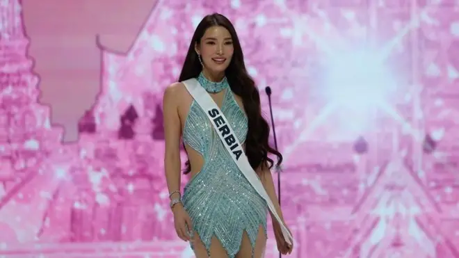 jelena egorova, mis srbija, misica iz srbije na izboru za mis univerzum, Mis Srbije Jelena Egorova predstavlja se na sceni tokom zvanične ceremonije dobrodošlice za Mis Univerzum 2025. u Bangkoku, Tajland, 5. novembra 2025.mongolka predstavlja srbiju na mis univerzum