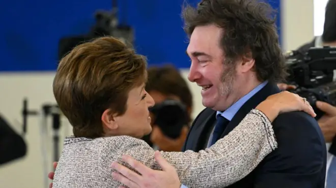 Kristalina Georgieva y Javier Milei se saludan con un abrazo