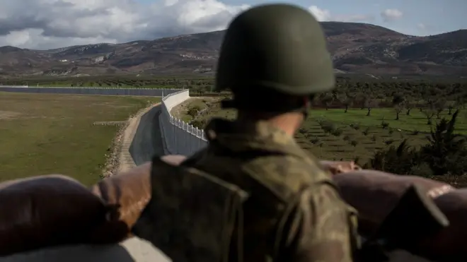 Suriye sınırında nöbet bekleyen asker