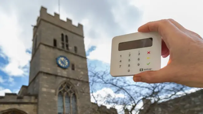 Metode sumbangan dengan pembayaran elektronik sudah tersedia di berbagai gereja dan masji di Inggris.