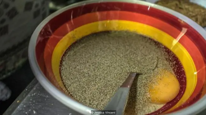 Satu toples kecil ahuautle dihargai 400 peso Meksiko, yang membuat makanan ini mendapat julukan "kaviar Meksiko".