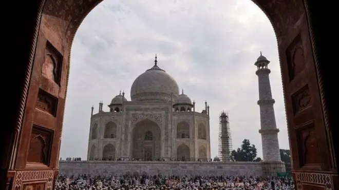 تاج محل په ۱۶۵۳ کال مغل امپراتور شاه جهان د خپلې مېرمنې ممتاز محل لپاره جوړ کړ.