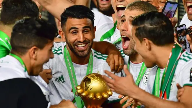 رياض محرز الذي فاز بكأس الأمم الأفريقية مع منتخبه الجزائر مهدد بالغياب ستة أسابيع عن الدوري الإنجليزي