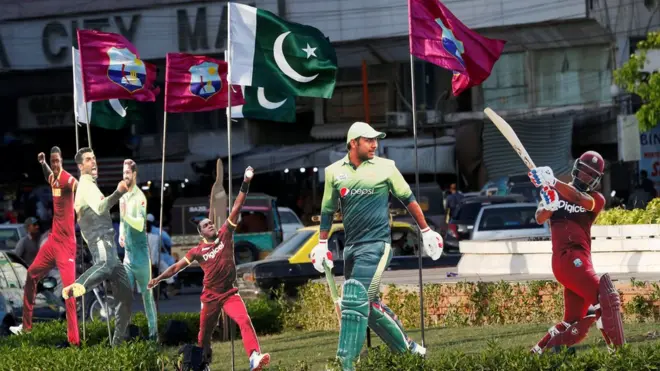 نو برس کے بعد کراچی میں پہلا بین الاقوامی کرکٹ میچ کھیلا جا رہا ہے جسے دیکھنے کے لیے تماشائیوں کی ایک بڑی تعداد سخت سکیورٹی میں نیشنل سٹیڈیم پہنچی ہے