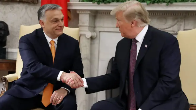Prezydent USA Donald Trump ściska dłoń premiera Węgier Viktora Orbána podczas spotkania w Gabinecie Owalnym 13 maja 2019 roku w Waszyngtonie.