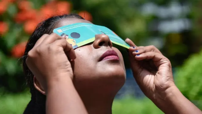 సూర్యగ్రహణాన్ని నేరుగా కళ్లతో చూడటం వల్ల కళ్లు దెబ్బతినే ప్రమాదం ఉంది