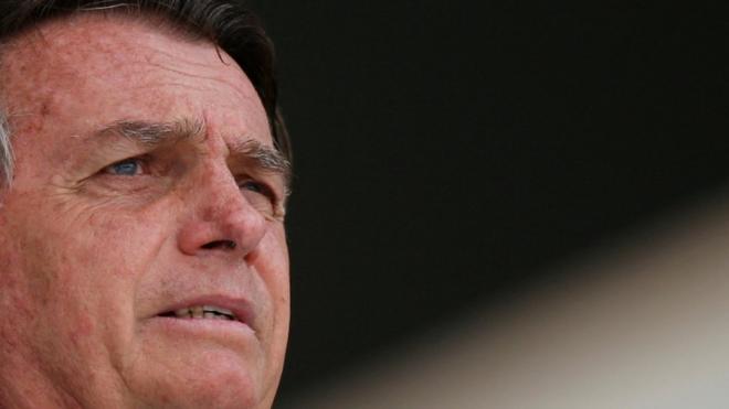 Bolsonarocasadaapostaperfil, com feição séria