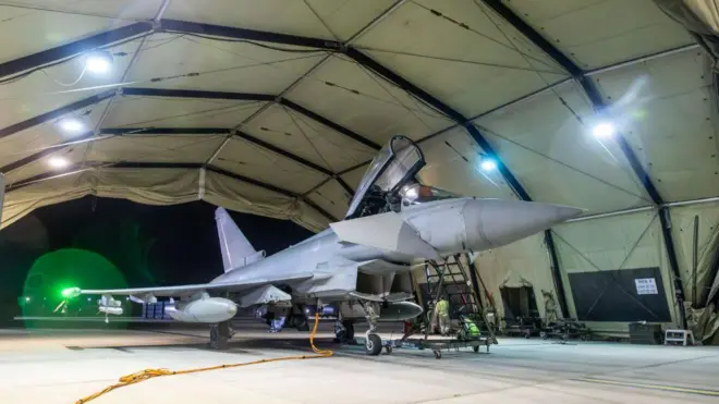 واحدة من طائرات تايفون التابعة لسلاح الجو البريطاني شاركت في قصف الحوثيين