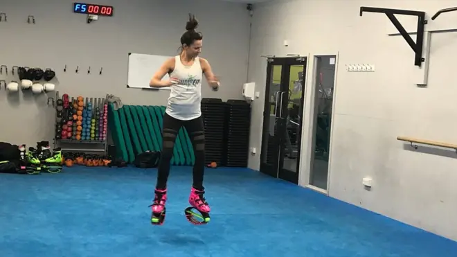 Saltar y volver a saltar es lo que se logra con los zapatos con resortes del JumpFit.
