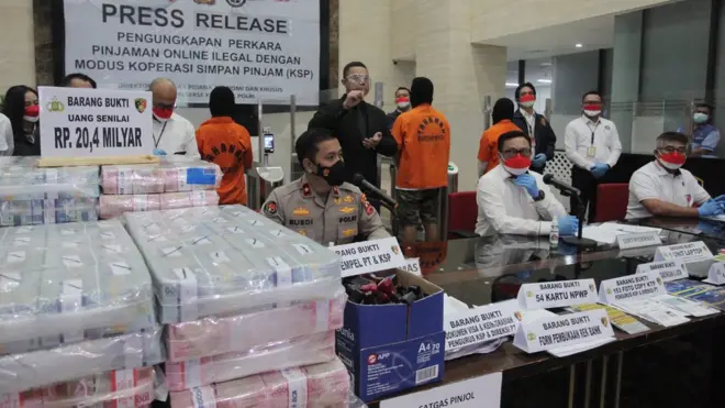 Direktur Tipideksus Polri Brigjen Pol Helmy Santika (ketiga kanan) didampingi Karo Penmas Divisi Humas Polri Brigjen Pol Rusdi Hartono (kiri) menunjukkan barang bukti kasus pinjaman online ilegal di Bareskrim Mabes Polri, Jakarta, Senin (25/10).