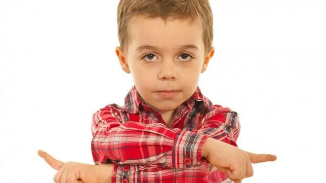 Хлопчик показує праворуч і ліворуч