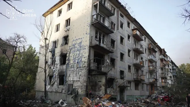 Пошкоджений внаслідок ракетної атаки будинок у Києві