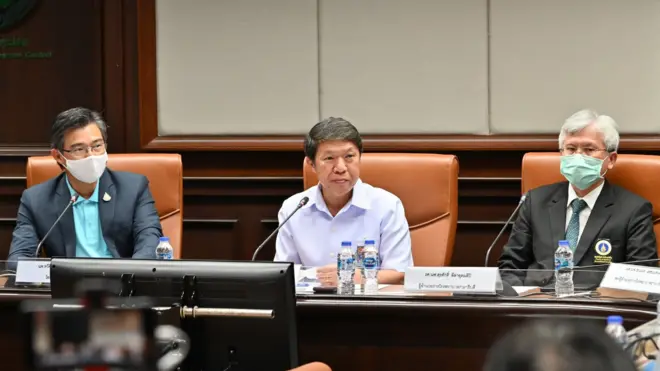 ผู้ชายนั่งแถลงข่าวสามคน