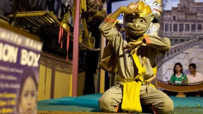 أيتام يؤدون عرضا