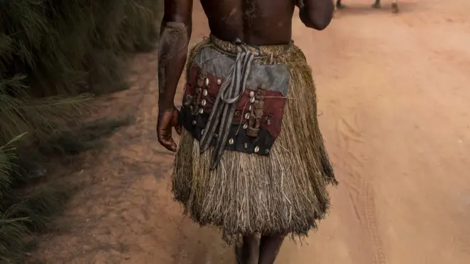 Man wey wear leaves as skirt