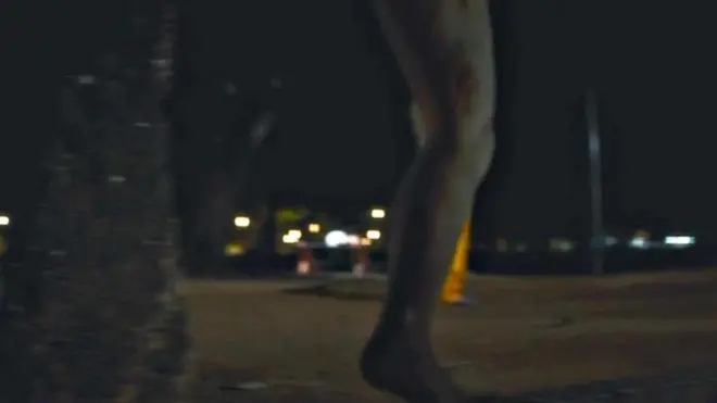 Uma perna aparece na cena do filme