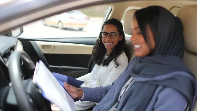 Mwanafunzi Maria al-Faraj akiwa na mwalimu wake Ahlam al-Somali